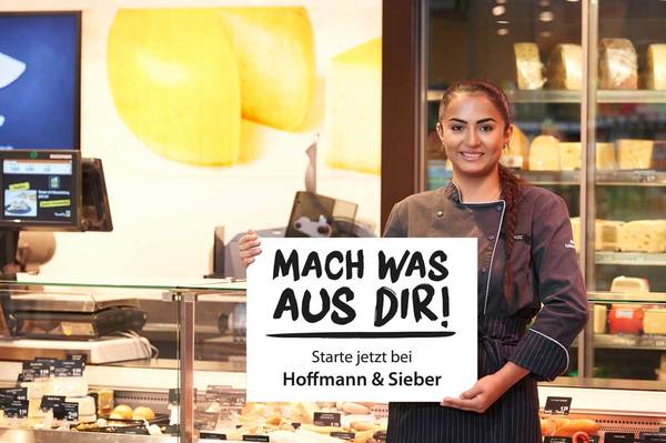 Mitarbeiterin hält Schild "Mach was aus dir"